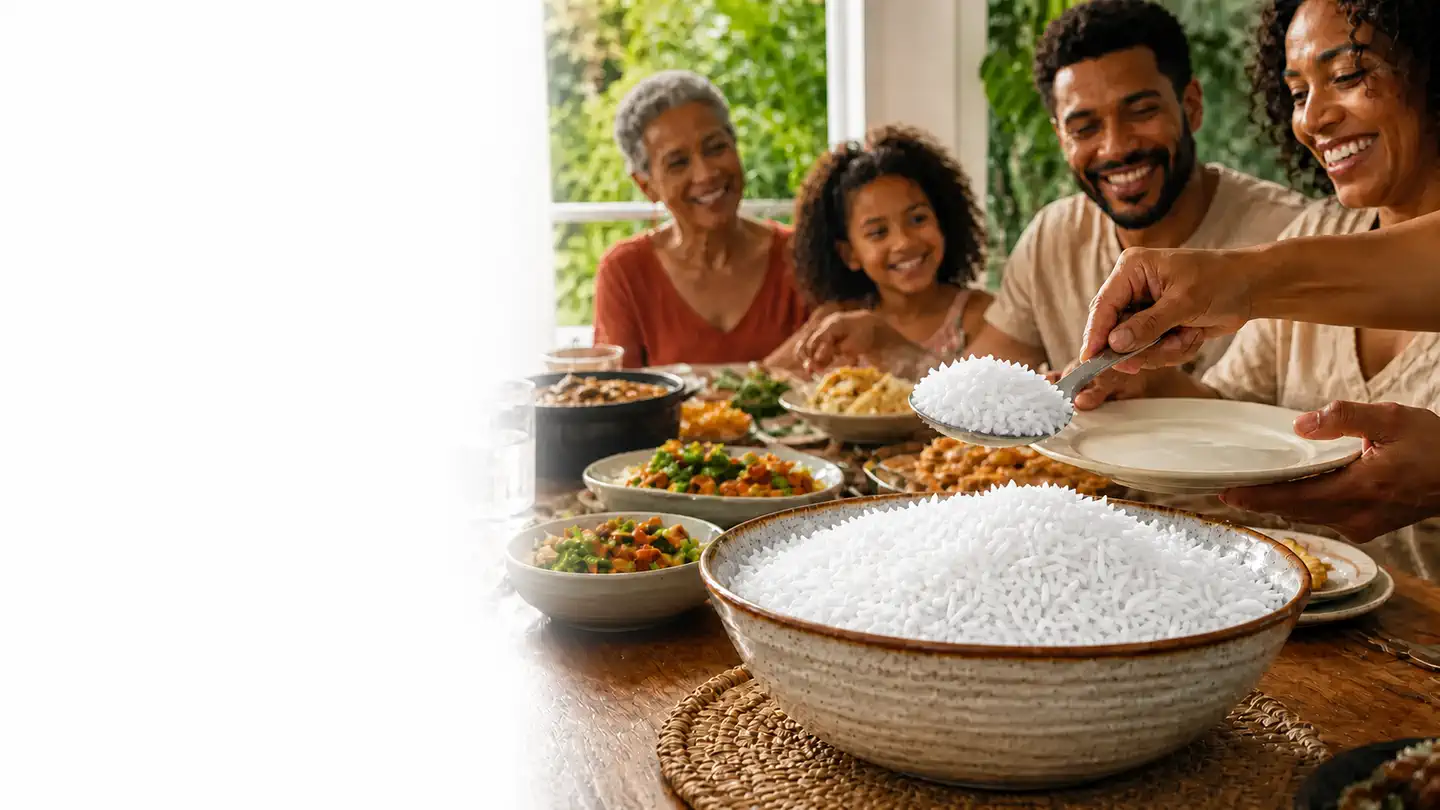Arroz branco sendo servido em uma refeição de família